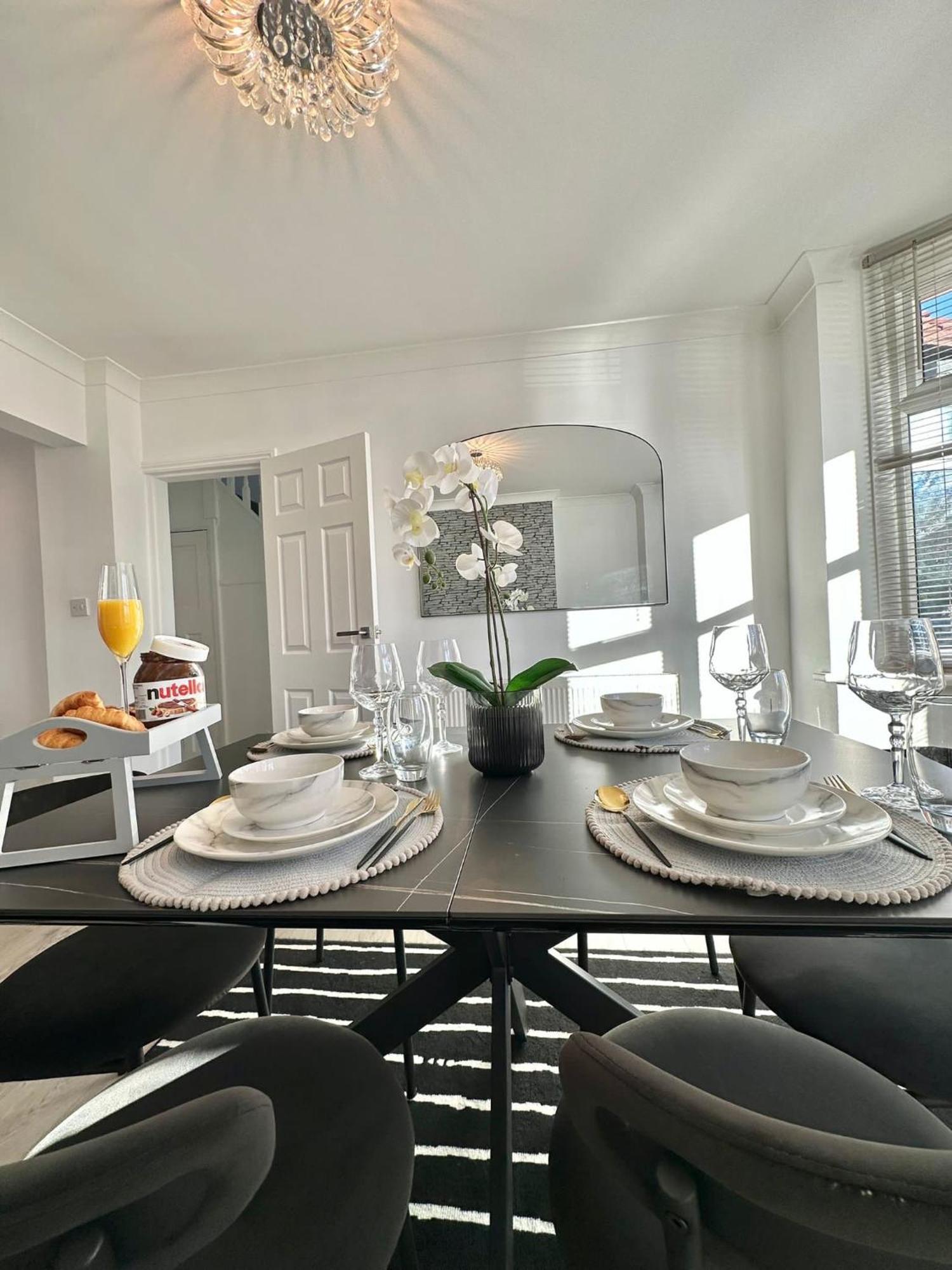 Luxurious Family In West Midlands Northfield